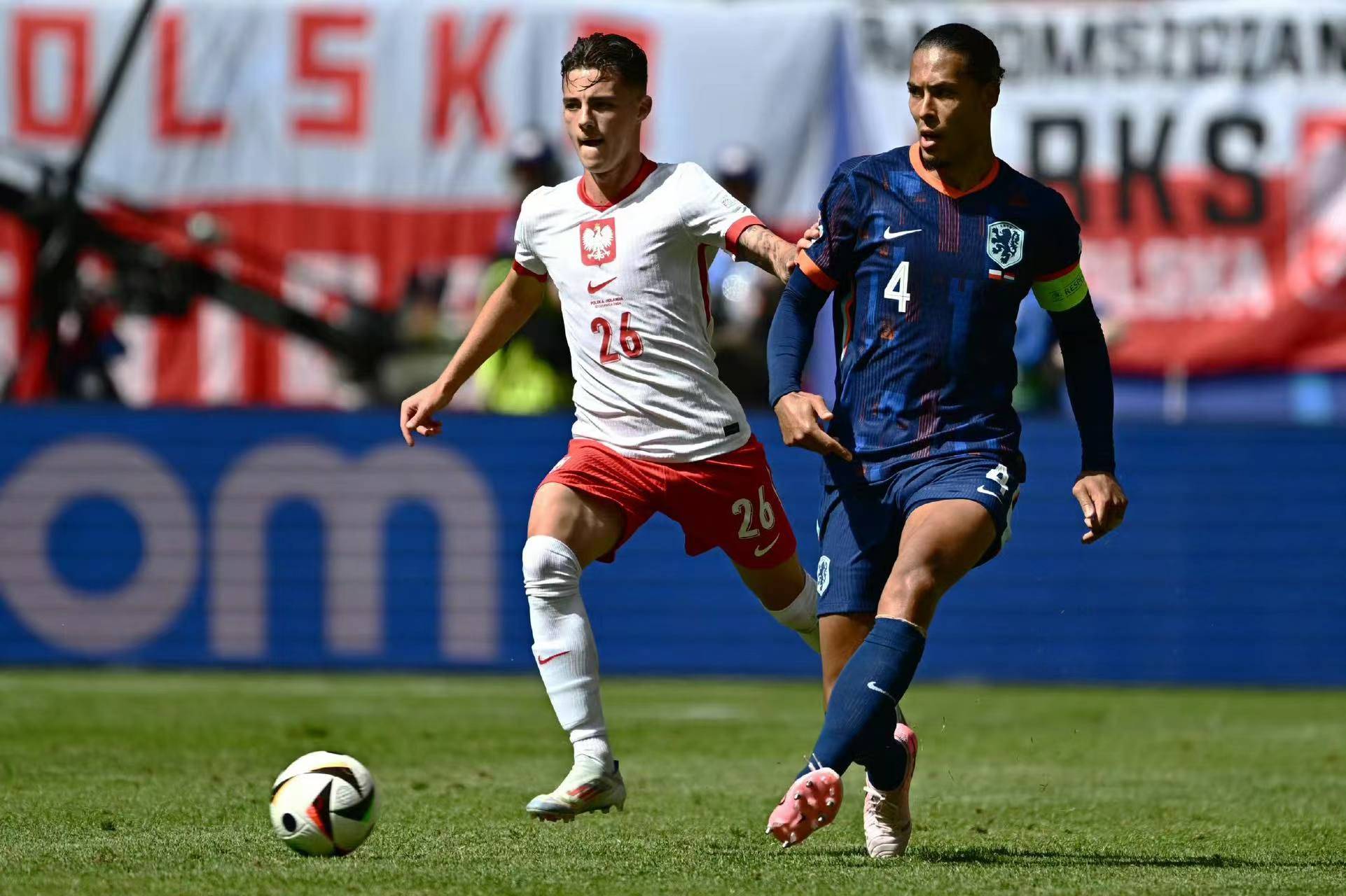 关于巴黎圣日耳曼不断突破！，莱万多夫斯基连续十五场比赛得分超过表现优异赛场气氛高涨的信息