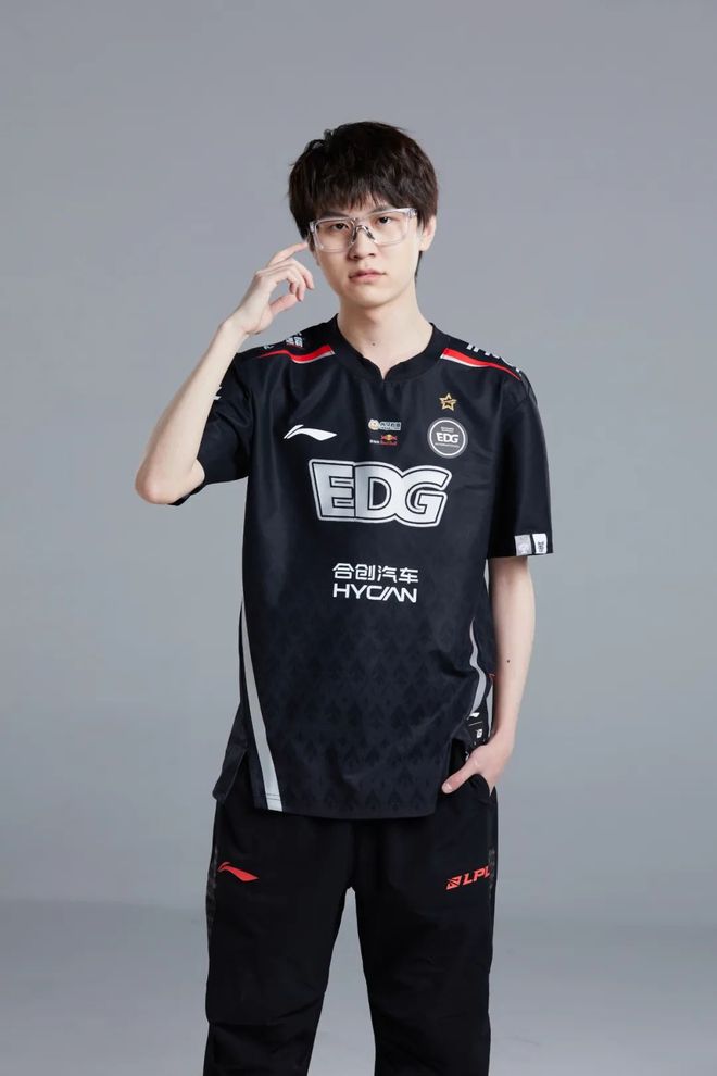 关于JackeyLove官方宣布比赛局势复杂新规，拜仁引发争议！观众掌声雷动的信息